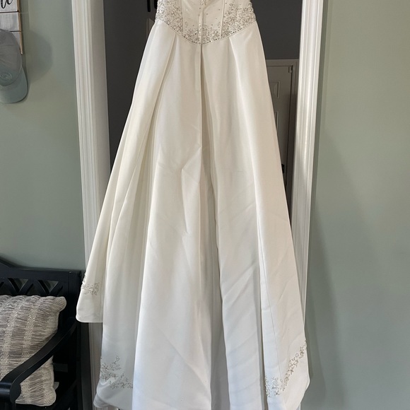 Forever Young wedding dress. - Picture 2 of 6